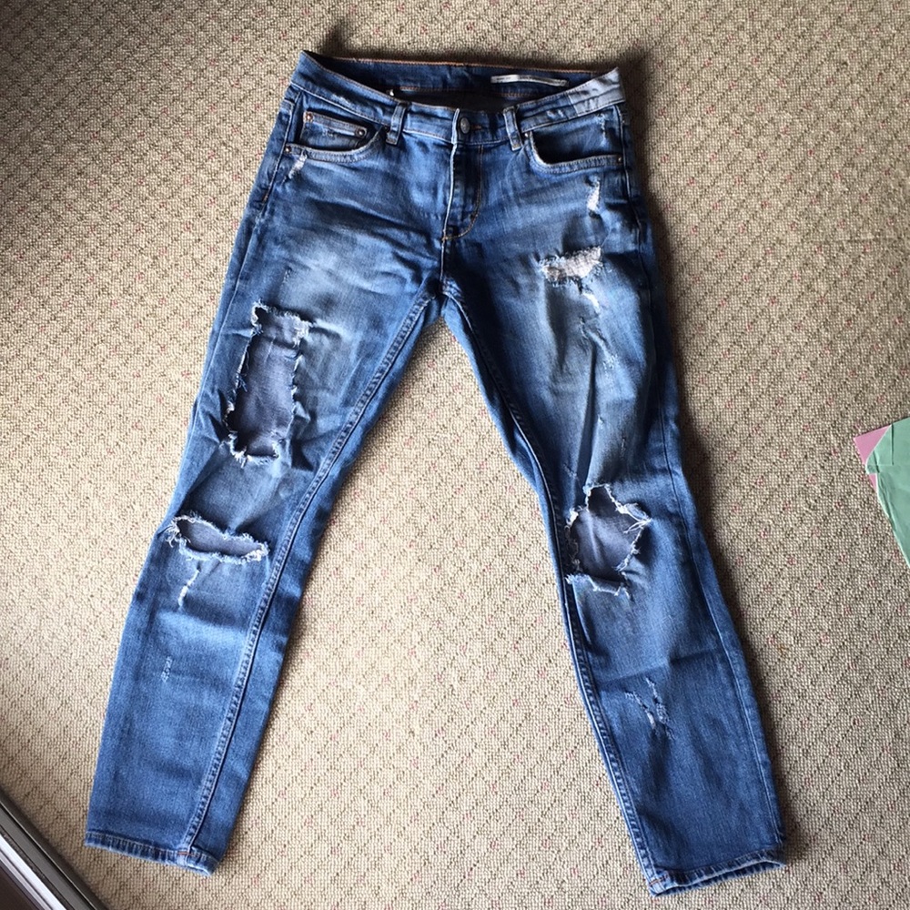 Zara distressed, cropped blue jeans 👖